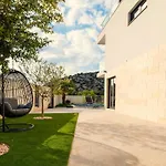 Tatjana Sol With A Pool, Hot Tub, Gym Vila Ražanj