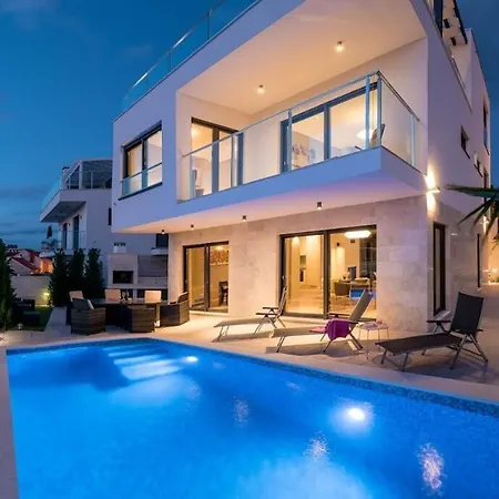 别墅 Tatjana Sol With A Pool, Hot Tub, Gym